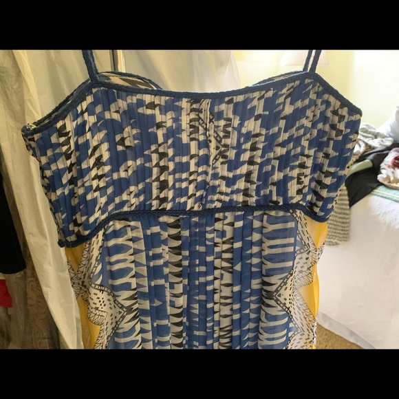 Detailed yet simple flowy dress - Picture 8 of 8